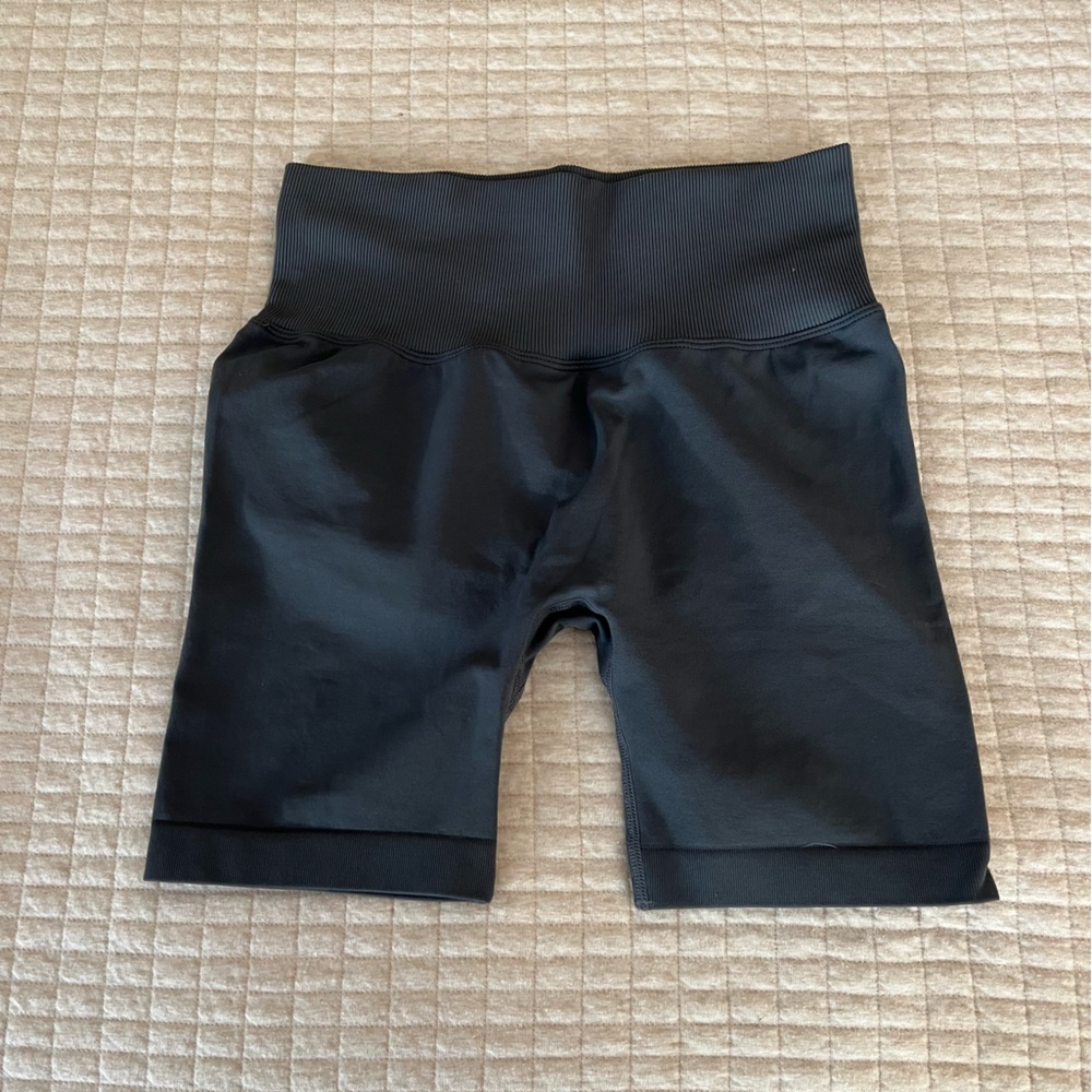 Naturyl Grey Scrunch Booty Shorts | M